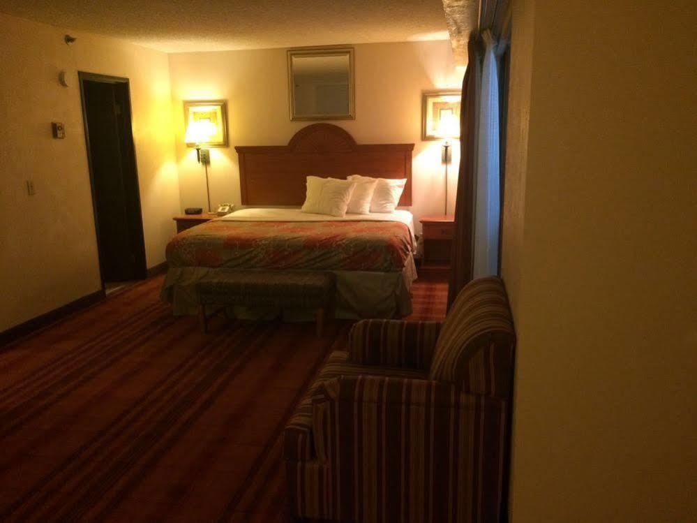 Plaza Hotel And Suites Pine Bluff Eksteriør billede